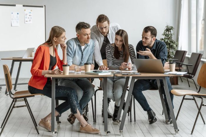 businesspeople-meeting-office-working-together-1024x683